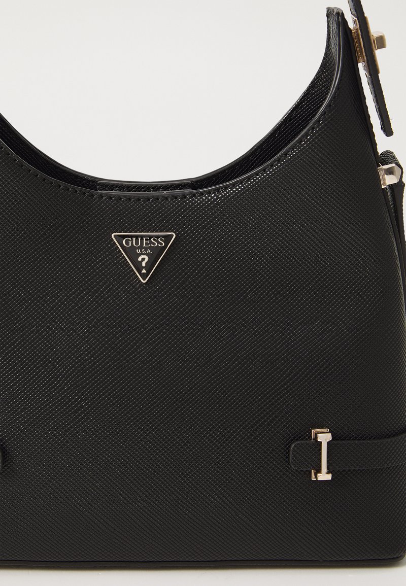 Bolso de mano sintético negro con superficie texturizada, logo triangular en dorado y detalles metálicos. Presenta una correa para el hombro y un detalle de hebilla plana.