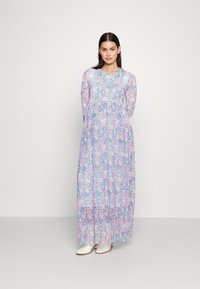 Maxikleid aus durchscheinendem Blumenstoff in einer Mischung aus hellblau und rosa. Lange Ärmel, runder Ausschnitt und lockere Passform. Sanfte Textur.