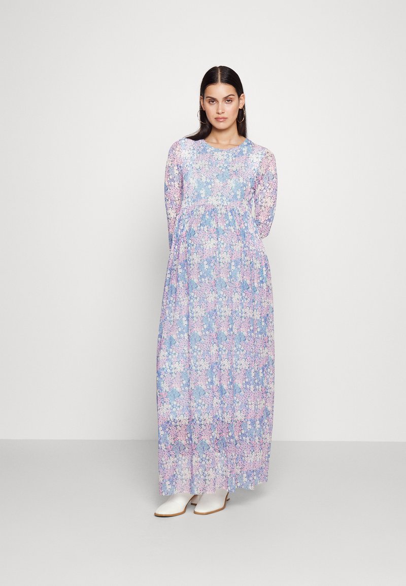 Maxikleid aus durchscheinendem Blumenstoff in einer Mischung aus hellblau und rosa. Lange Ärmel, runder Ausschnitt und lockere Passform. Sanfte Textur.