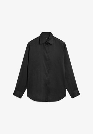 Schwarzes Langarmshirt aus einem glatten, leichten Stoff. Verfügt über einen spitzen Kragen, eine Knopfleiste und einen abgerundeten Saum.