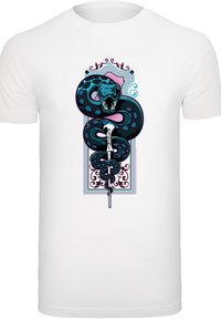 Hvit bomull t-skjorte med et fargerikt grafikk av en slange som er snoet rundt en dolk, med intrikate mønstre og en rosa bakgrunn.