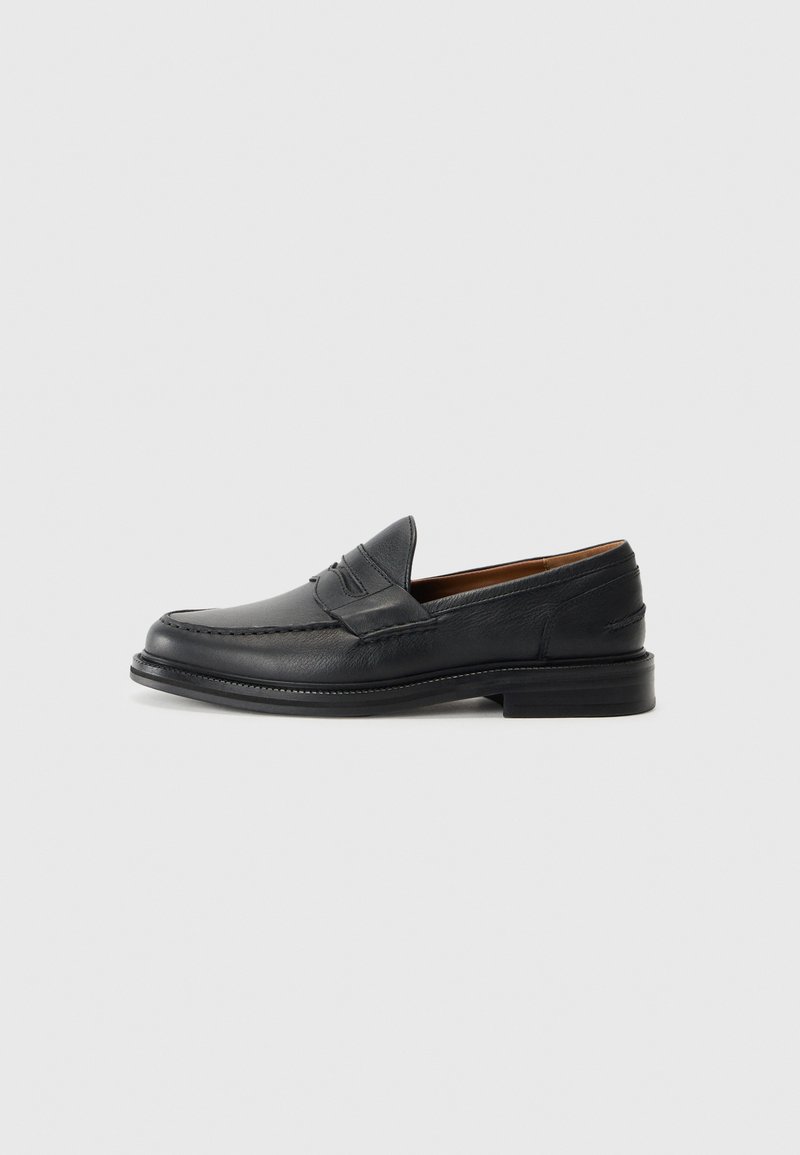 Zwarte leren instappers met een gestikt ontwerp, ronde neus, lage gestapelde hak en slip-on stijl. Gladde textuur met een lichte glans.