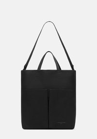 Borsa a tracolla nera con superficie liscia, design piatto e due opzioni di manico. Presenta una tasca frontale e il logo del marchio stampato in rilievo nella parte inferiore.