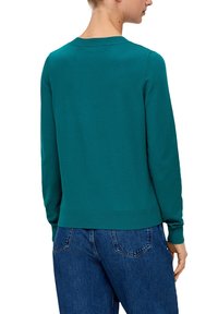 Suéter de punto verde azulado con mangas largas, escote redondo y dobladillo acanalado. La vista trasera muestra una textura suave y un diseño ajustado.