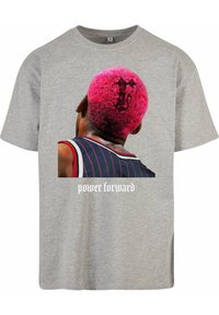Camiseta de algodón gris con un gráfico de una persona con cabello rosa y el texto "power forward" en blanco, colocado de forma central en la parte posterior.
