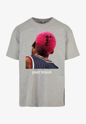Šedé bavlněné tričko s grafikou osoby s růžovými vlasy a textem "power forward" v bílé barvě, umístěným ve středu na zadní straně.