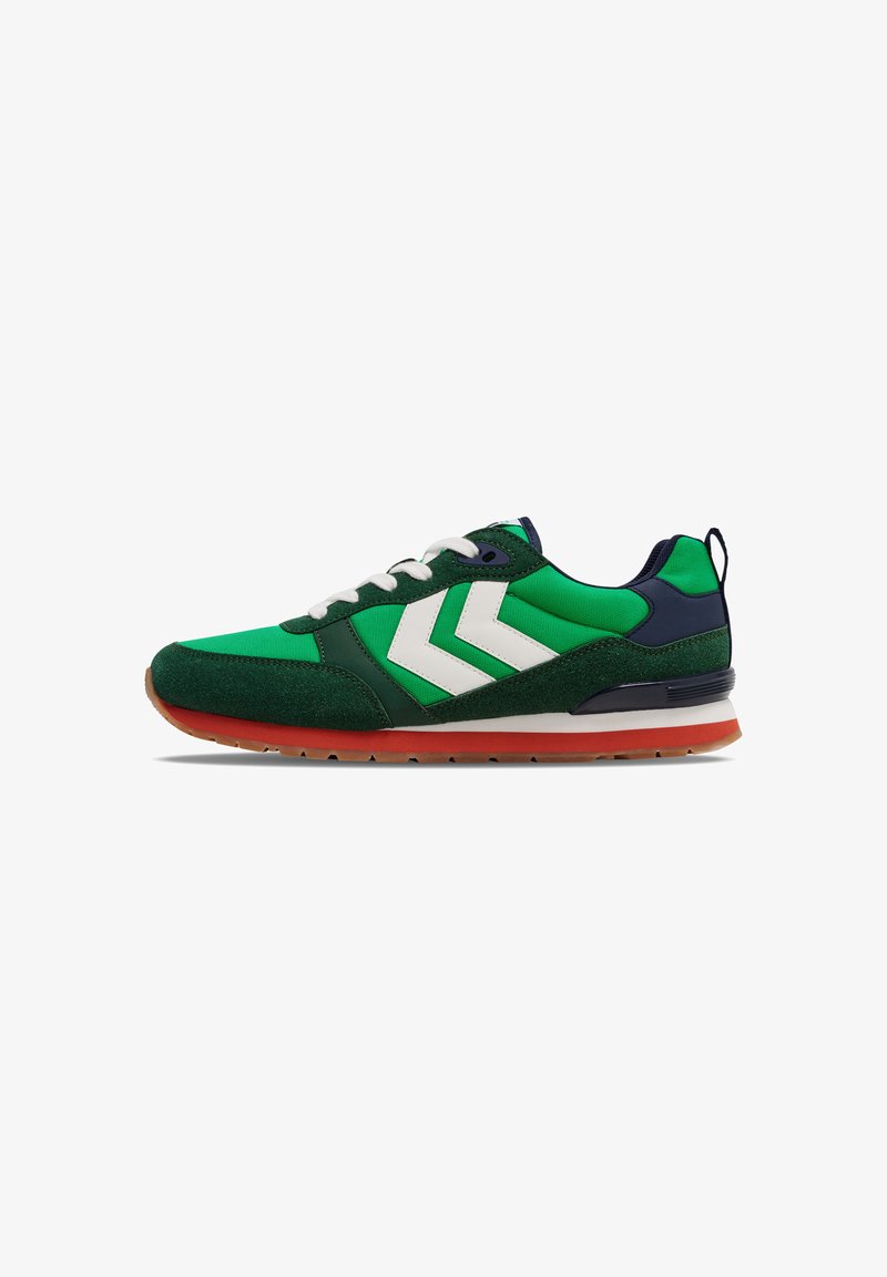 Zielone buty sportowe z mieszanką teksturowanych materiałów, z białym wzorem chevron, granatowymi akcentami i podszewką z gumy.