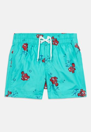Short de bain turquoise avec cordon blanc, décoré de poissons-clowns rouges et blancs style cartoon, ainsi que de bulles et vagues bleues.