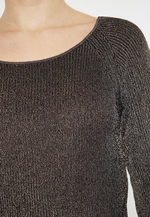 Zwart metallic gebreid top met een brede ronde halslijn, voorzien van een gestructureerd patroon en een zachte, licht reflecterende afwerking.