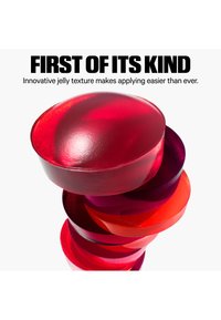 Stapels doorschijnende rode, gelachtige schijven onder vetgedrukte tekst die een innovatief, gemakkelijk toepasbaar geltextuurproduct promoot.