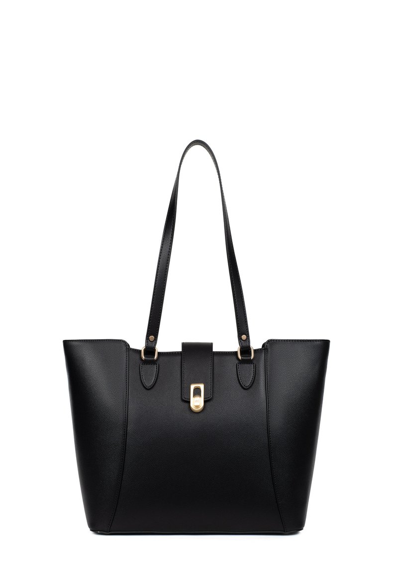 Borsa tote in pelle nera con un design strutturato, due manici lunghi, accessori in oro e una chiusura centrale con pattina. Texture liscia e dettagli minimi.
