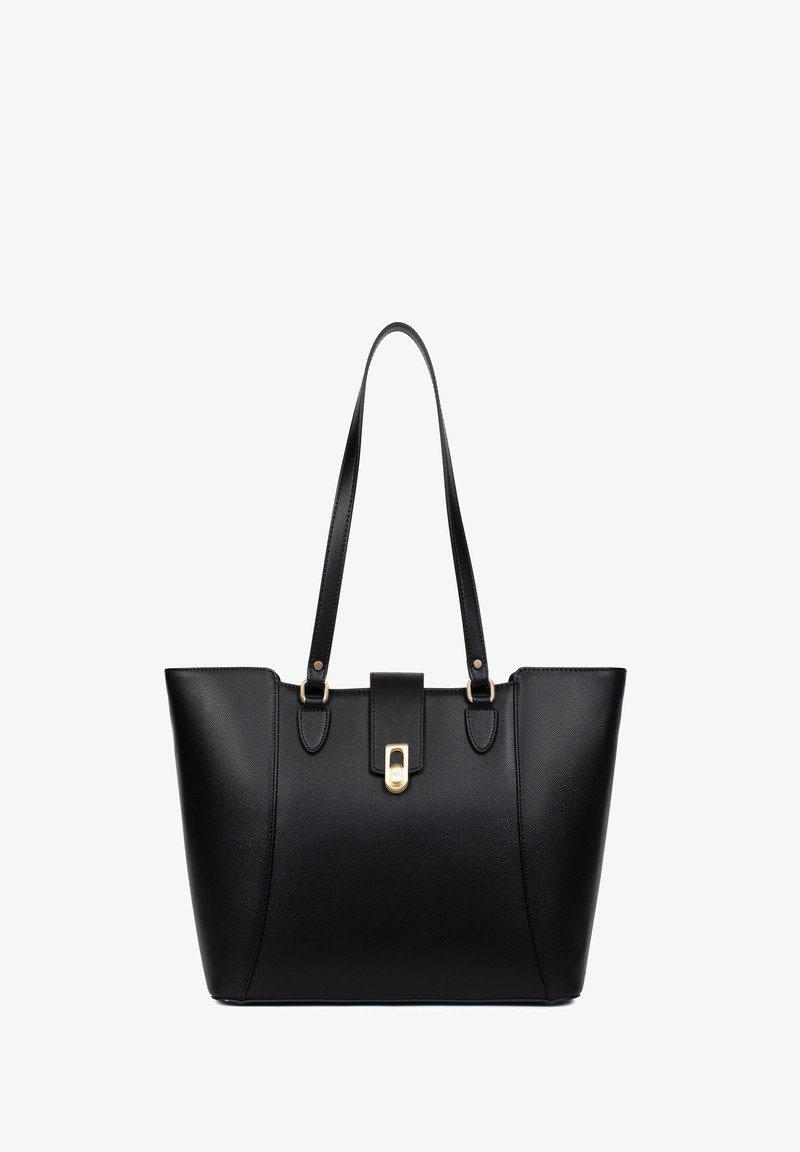 Czarna skórzana torba tote o strukturalnym designie, z dwiema długimi uchwytami, złotymi akcentami i centralnym zapięciem na klapę. Gładka faktura i minimalistyczne wykończenie.