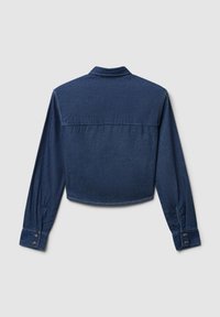 Giacca cropped in denim scuro con maniche lunghe, collo classico e polsini abbottonati. Presenta una cucitura centrale sul retro e una texture sottile.
