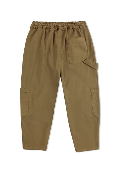 Chinos khaki con una vita elastica, due tasche laterali, una tasca posteriore e una tasca laterale. Texture liscia, design con gamba affusolata.