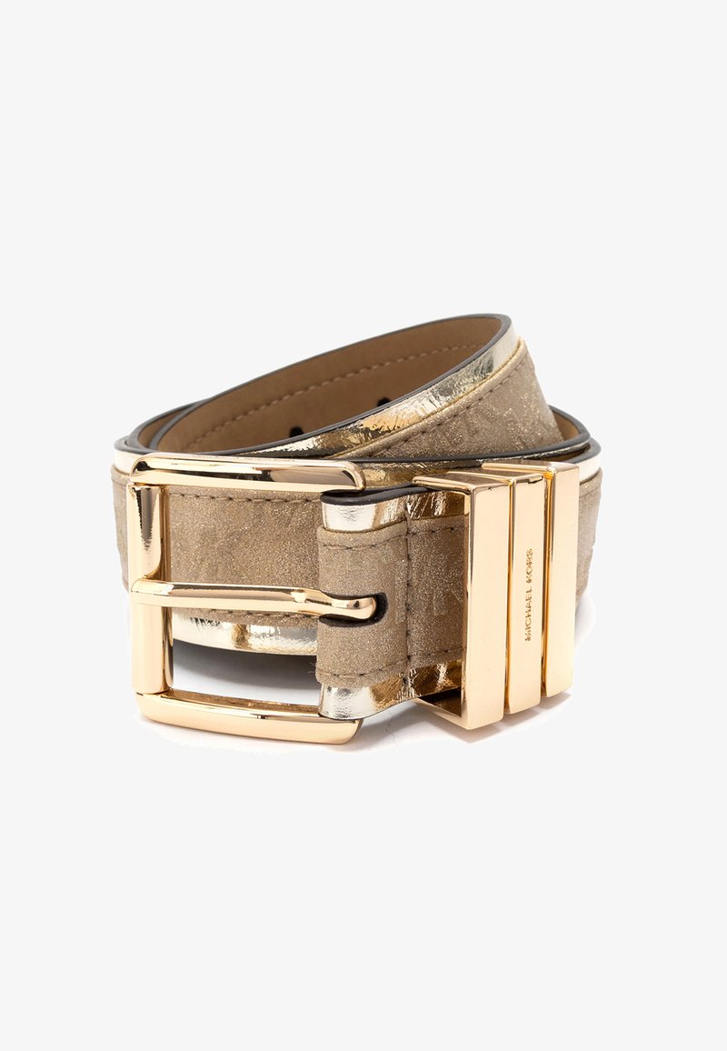 Guldtonet metal spænde med et beige tekstureret bæltet, der har et subtilt logo-mønster og Michael Kors gravering på bæltestropen.