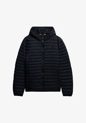 Chaqueta acolchada negra con capucha, cierre frontal, dos bolsillos con cremallera y puños elásticos, exhibida sobre un fondo blanco.
