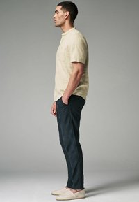 Next SLIM FIT LINEN ELASTICATED DRAWSTRING - Nadrágok - charcoal grey