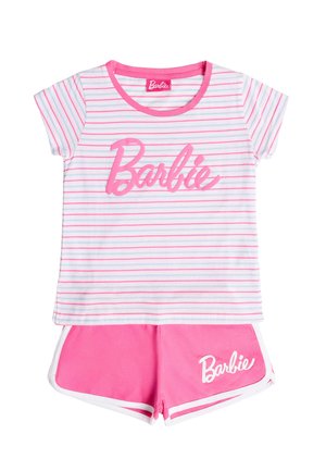 Conjunto informal para niñas con camiseta de manga corta a rayas rosas y blancas con texto "Barbie", combinada con pantalones cortos de color rosa sólido con ribete blanco y logo de "Barbie".