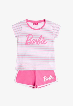 Conjunto informal para niñas con camiseta de manga corta a rayas rosas y blancas con texto "Barbie", combinada con pantalones cortos de color rosa sólido con ribete blanco y logo de "Barbie".