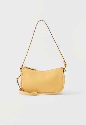 Sac à bandoulière en cuir jaune avec fermeture éclair incurvée en haut et bandoulière mince réglable, design minimaliste sur fond uni.