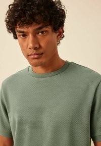 Next TEXTURED REGULAR FIT - T-shirts basic - green