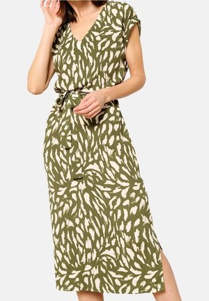 Zelené šaty s výstřihem do V, krátkými rukávy a páskem na zavazování. Tkanina má texturovaný vzor bílých štětcových tahů. Délka po střed lýtek.