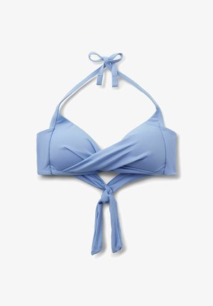 Hellblaues Neckholder-Bikinioberteil mit gedrehtem Vorderteil und gebundenen Trägern am Hals und Rücken vor weißem Hintergrund.