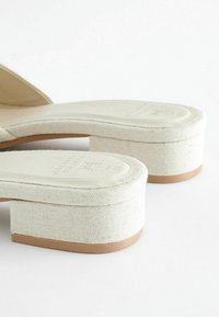 Next Iešļūcenes ar papēdi - cream