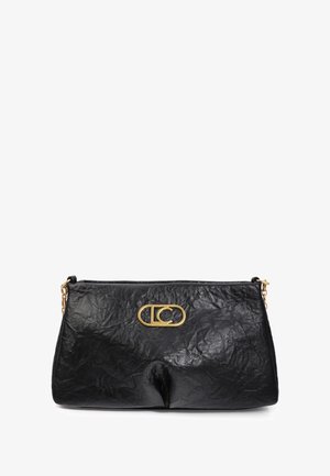 Schwarze, texturierte Lederhandtasche mit einem glänzenden goldenen Verschluss und einer Kettenriemen. Verfügt über ein weiches, zerknittertes Design mit einem dekorativen Logo-Akzent.