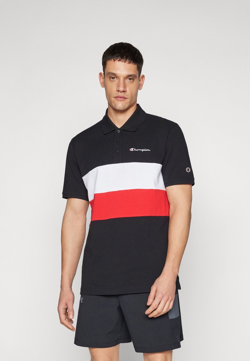 Schwarzes Polohemd mit roten und weißen horizontalen Streifen, kurzen Ärmeln und einem Kragen. Mit einem kleinen Logo auf der Brust und dem Arm.