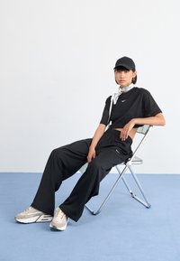 Nike Sportswear AIR MAX FURYOSA - Treniņu apavi - light orewood brown/flax/grain/college grey/enigma stone/sail