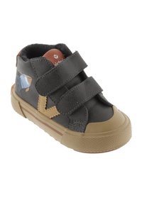 Zapatillas sintéticas grises con correas de Velcro, acentos en tono beige, suela de goma texturizada y un diseño colorido de pez en el costado.