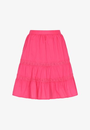 Rózsaszín, réteges szoknya könnyű anyagból, horgolt részletekkel a rétegeken és rojtos derékpánttal, ami fodros sziluettet kölcsönöz.