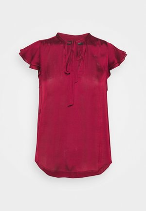 Donkerrode zijden korte mouwen blouse met ruches aan de mouwen en een strik aan de voorkant, op een witte achtergrond.