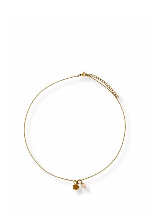 Zarte goldene Halskette mit kleinem goldenen vierblättrigen Kleeblatt-Anhänger und winzigem rosa Perlenanhänger auf weißem Hintergrund.