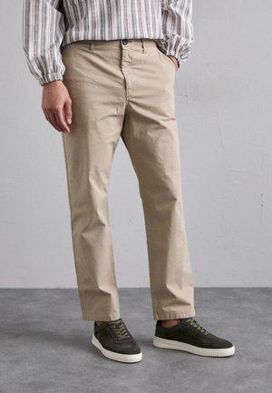 MENS LOOSE FIT TAILORED - Pantalones - browns