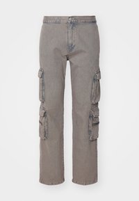 Spodnie cargo w jasnoszarym denimu z wieloma bocznymi kieszeniami, zapięciem na guzik i prostymi nogawkami. Lekko wyblakła tekstura podkreśla design.