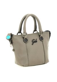 Piccola borsa in pelle grigia con due manici superiori, cuciture nere, un'etichetta rotonda blu e il logo "Gabs" sulla parte anteriore.