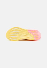 adidas Performance SUPERNOVA STRIDE - Silniční běžecké boty - almost yellow/zero metallic/pink spark