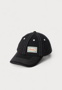 Casquette de baseball noire avec des coutures blanches et un patch logo brodé portant le mot "Rivvia." Possède des trous de ventilation et une visière courbée.