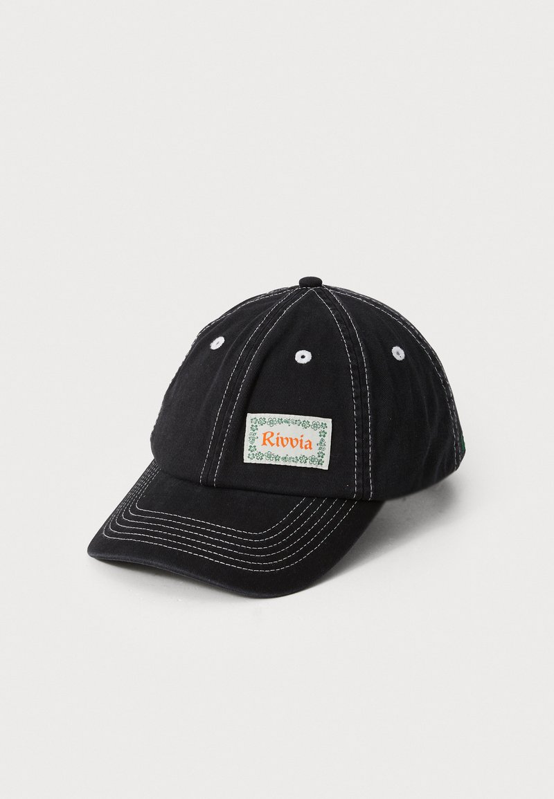 Casquette de baseball noire avec des coutures blanches et un patch logo brodé portant le mot "Rivvia." Possède des trous de ventilation et une visière courbée.