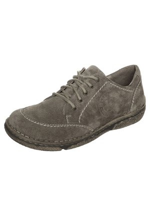 Chaussure décontractée en daim gris avec lacets, coutures visibles et semelle texturée, légèrement inclinée pour montrer le côté extérieur et les détails du dessus.