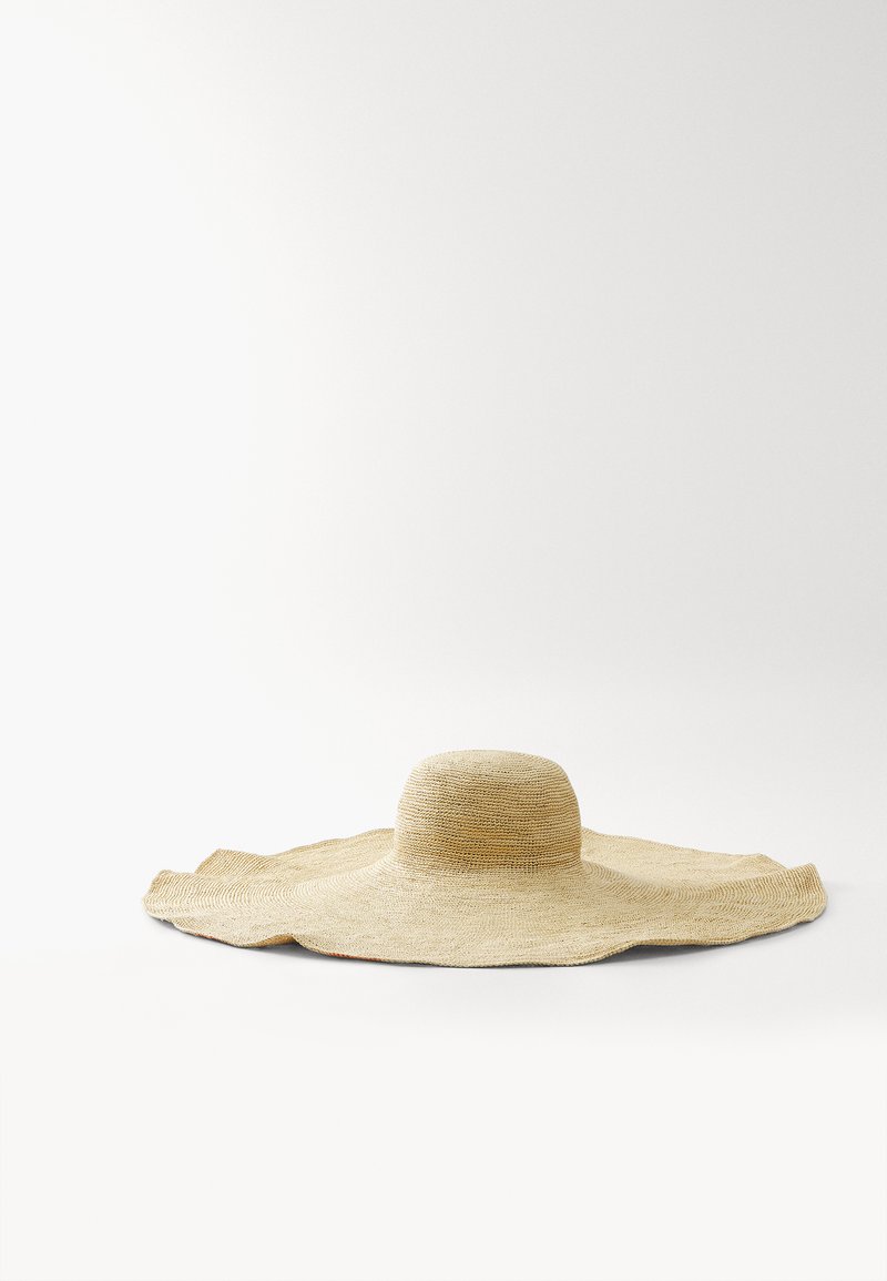 Lichtbeige strohoed met een brede rand, met een ronde kroon en een platte, uitgebreide rand, voorzien van gestructureerde geweven details.