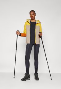 Peak Performance TRAIL JACKET - Veste Hardshell - pure gold/avid beige/gold flame
