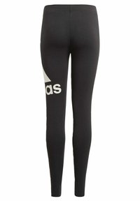 Leggings negros hechos de un material elástico, con un gran logo blanco de Adidas en el muslo izquierdo y una textura suave en toda su superficie.