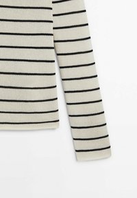 Maglione beige chiaro con righe orizzontali nere, caratterizzato da un design a maglia testurizzata e maniche lunghe, tagliato dritto all'orlo.