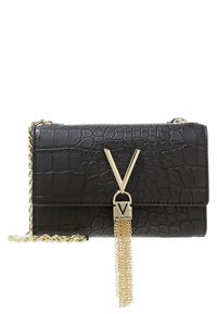 Černá kožená kabelka přes rameno s krokodýlím vzorem, zlatým kováním, V-uzávěrem a ozdobou s řetízkovým střapcem.