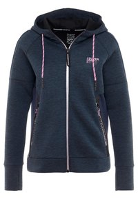 Sudadera con cremallera color azul marino, hecha de tela texturizada, con cordones rosa, detalles en negro y bolsillos laterales con cremallera. Logo de la marca visible.