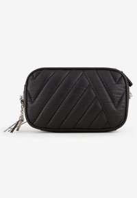 Melns nesteidzams rokassomas izgatavota no ādas, ar taisnstūra formu, sudraba aparatūru un teksturētu čevronu rakstu uz virsmas.