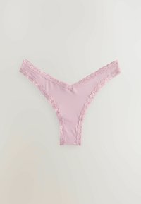 Rosa Spitzen-Hüftslip mit weichem Material, V-Design und zarten gewellten Kanten entlang des Bundes und der Beinausschnitte.